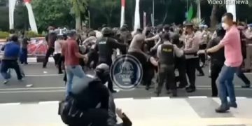 Selain Dipecat, Polisi Banting Pendemo Bisa Dapat Hukuman Ini