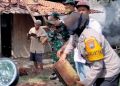 Terdampak Bencana, Polwan di Grobogan ini Ikut Serta Bantu Perbaiki Rumah Warga