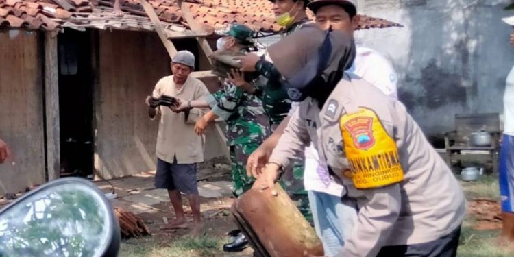 Terdampak Bencana, Polwan di Grobogan ini Ikut Serta Bantu Perbaiki Rumah Warga