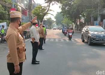 Jelang Hari Pahlawan, Polisi Kota Kediri Atur Lalin Pakai Baju Khas Pejuang