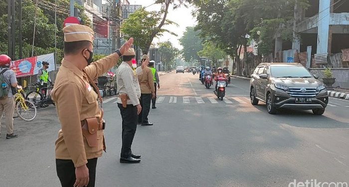 Jelang Hari Pahlawan, Polisi Kota Kediri Atur Lalin Pakai Baju Khas Pejuang