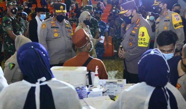 Kapolri Ingatkan Daerah Percepat Vaksinasi untuk Cegah Omicron