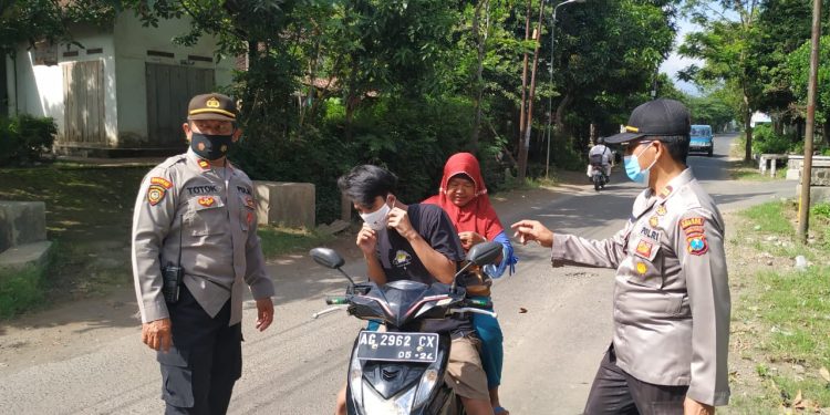 Operasi Yustisi Polsek Tarokan dan Banyakan, Polisi Berikan Teguran Lisan dan Bagikan Masker