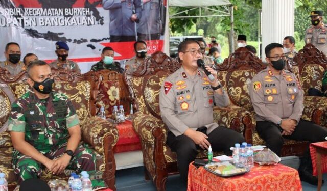 Tinjau Vaksin Serentak di Bangkalan, Wakapolda Jatim Beri Motivasi Warga dan Santri Sukseskan Vaksinasi