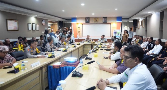 Kakorlantas Polri Irjen Pol Aan Suhanan bersama Dirut PT. Jasa Raharja dan Tim Survei kembali melanjutkan pengecekan di Pelabuhan PT ASDP Indonesia Ferry Cabang Ketapang, Banyuwangi, menjelang libur Natal dan Tahun Baru (Nataru) pada Jumat (29/11/2024)