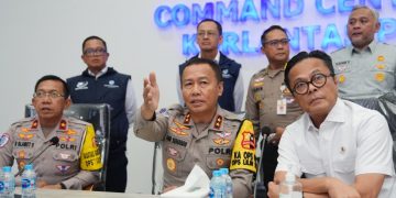Kakorlantas Polri dan Wamen BUMN melakukan kunjungan ke Command Center KM 29 PJR Korlantas Polri di Tol Jakarta-Cikampek, Jumat (27/12/2023)